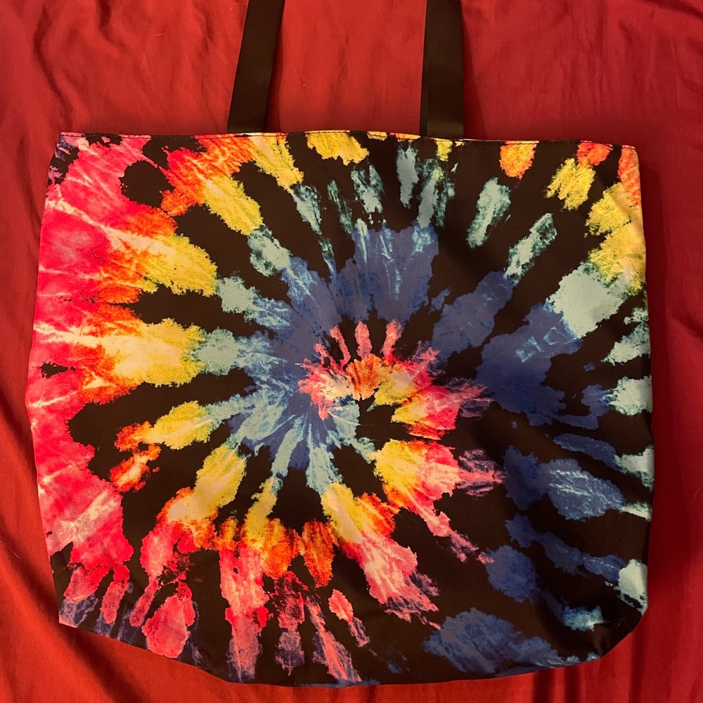 Tie-dye tote and oversized throw blanket